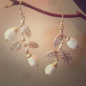 White Branch Earrings‎